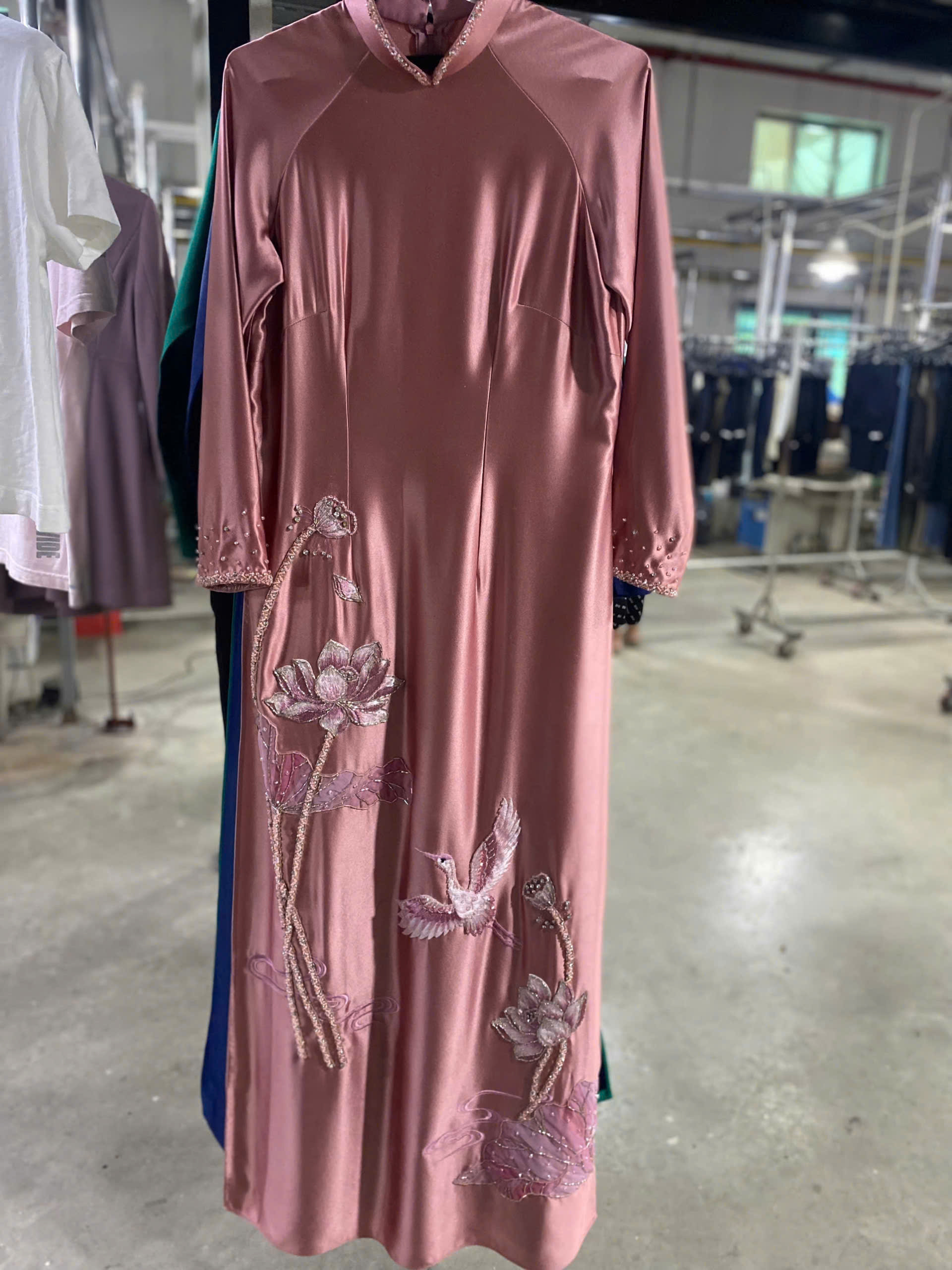 Làm Gì Để Bảo Quản Quần Áo Thêu Tay cùng Japan Laundry tìm hiểu nhé .